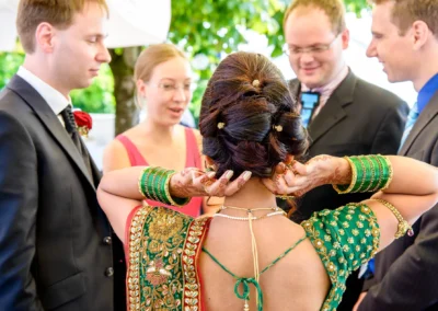 Braut in gruenem Kleid bei einer Hochzeitsfeier im Seehotel Leoni mit Gaesten, Hochzeitsfotografie Starnberger See.
