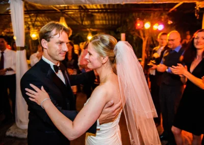 Brautpaar tanzt auf Hochzeitsfeier in Taufkirchen bei Muenchen, aufgenommen von einem Hochzeitsfotografen.