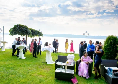 Gartenempfang bei Hochzeitsreportage am Starnberger See, Gaeste plaudern bei Seehotel Leoni.