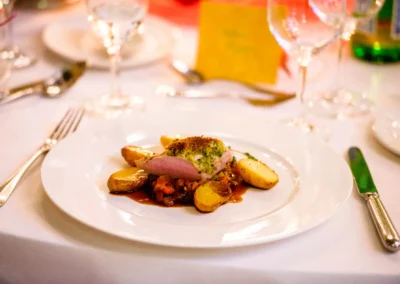 Elegantes Hochzeitsessen im Seehotel Leoni bei einer Hochzeitsfeier fotografiert, Hochzeitsfotografie südlich Muenchen.