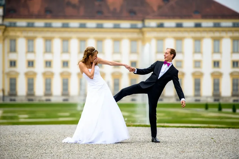 brautpaar-vor-schloss_4 Brautpaar vor der prachtvollen Kulisse eines bayerischen Schlosses