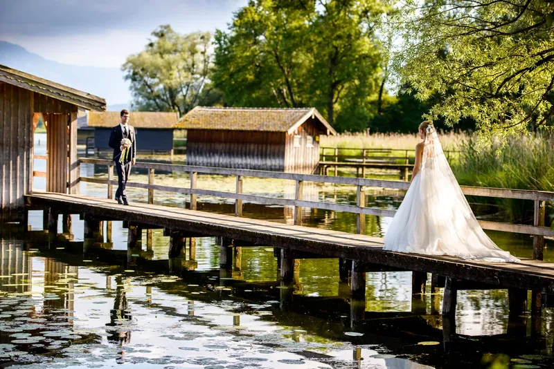 brautpaarshooting-chiemsee_2 Brautpaar-Porträt auf einem Steg am Chiemsee-Ufer