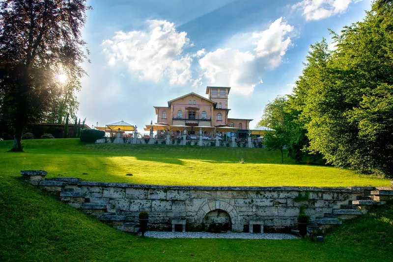hochzeitsbegleitung-starnberger-see_3 Aufnahme der Hochzeitslocation La Villa bei einer Feier im Fünfseenland.