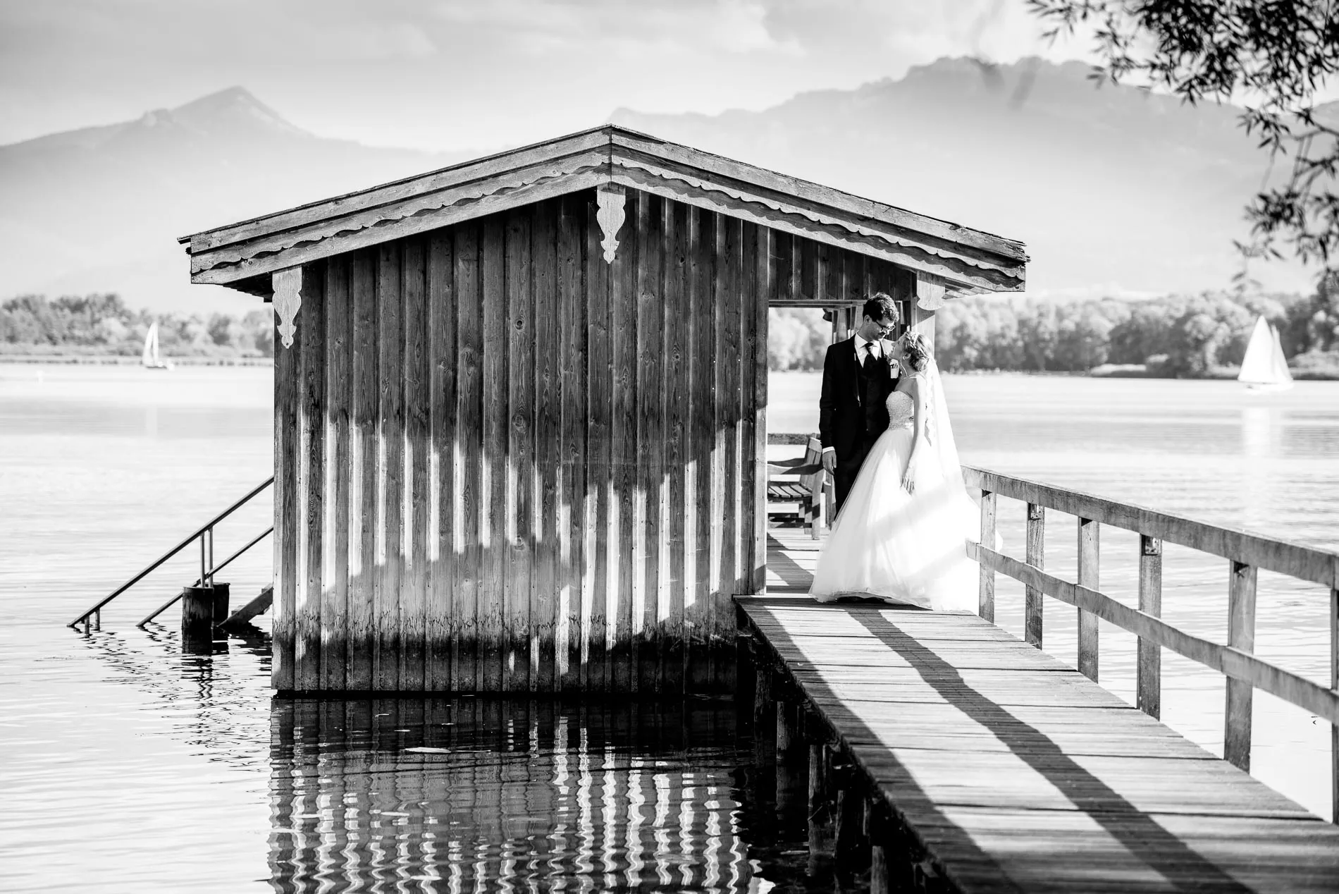 hochzeitsbild-chiemsee Brautpaar auf Boot vor Roseninsel, Starnberger See. Hochzeitsfotografie in idyllischer Naturkulisse.