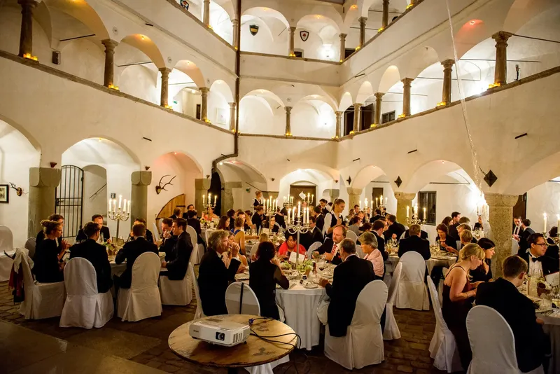 hochzeitsimpressionen-schloss_2 Reportage-Foto einer feierlichen Hochzeit im Innenhof von Schloss Amerang