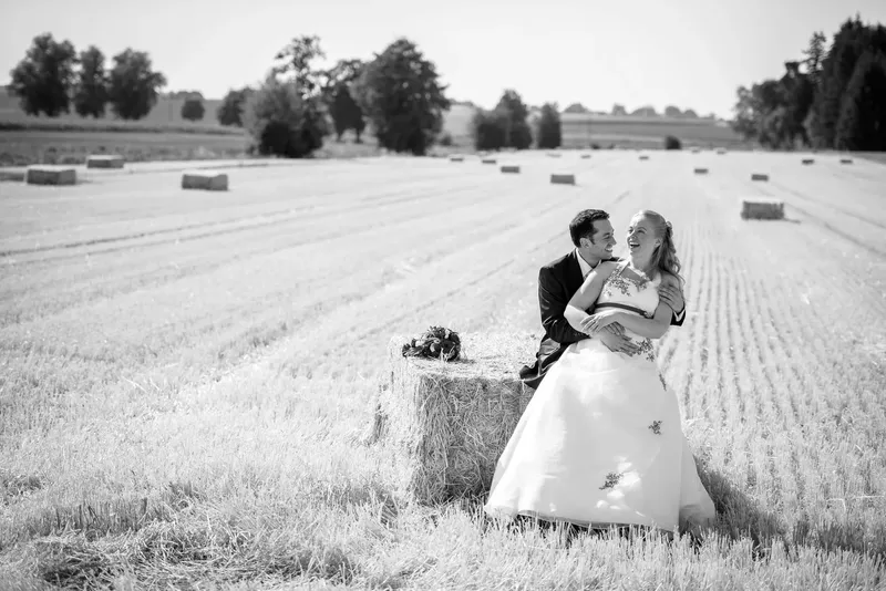 Brautpaar-shooting in Röhrmoos bei Dachau mit Strohballen