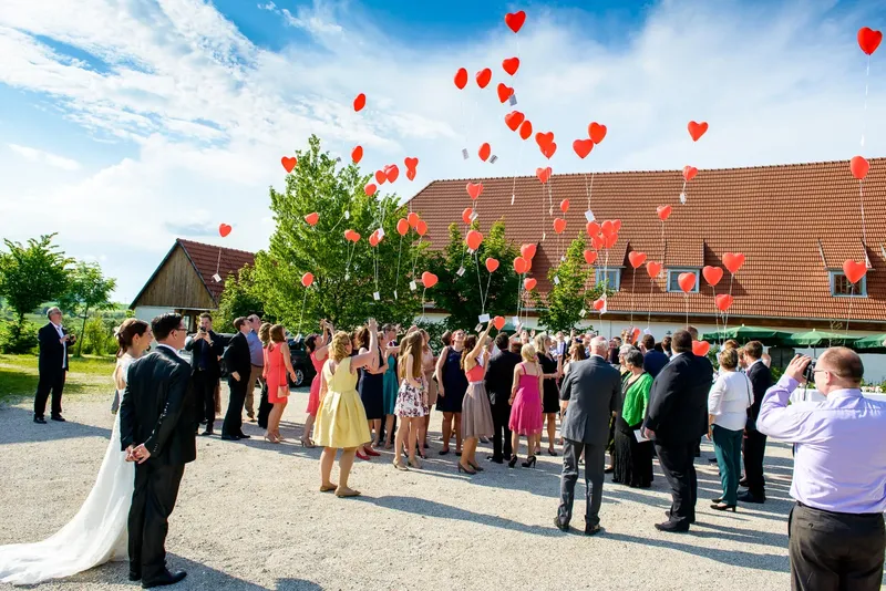 Herzchenluftballons steigen bei einer Hochzeitsreportage auf Gut Schloß Sulzemoos
