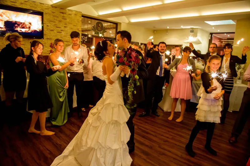 04_paulaner-seegarten-karlsfeld-dachau-hochzeitsfoto Brautpaar beim Brautwalzer bei einer Hochzeit im Paulaner Seegarten in Karlsfeld