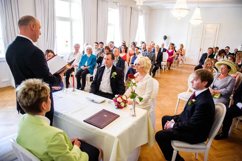 Brautpaar während der standesamtlichen Trauung im Kurhaus von Bad Tölz