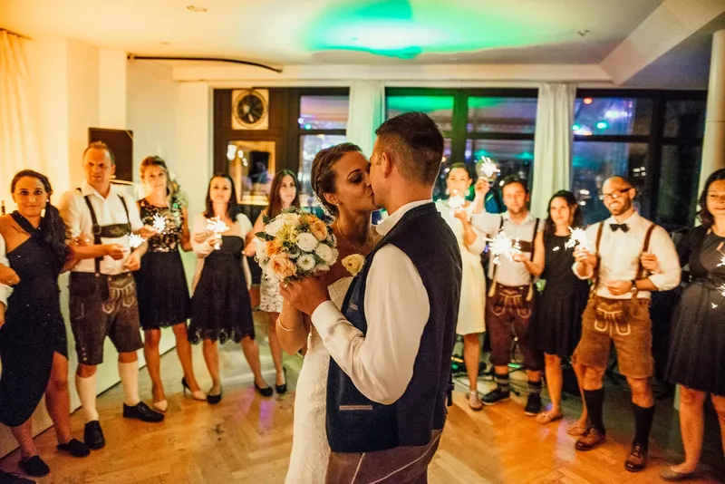 Brautpaar während der standesamtlichen Trauung im Kurhaus von Bad Tölz