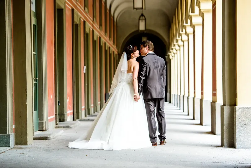 Hochzeitsfotograf begleitet ein Paar beim First Look im Münchener Hofgarten