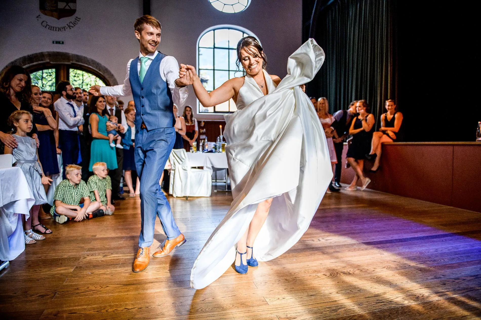 brautpaarfoto-oberbayern Herzliche Momente während des Brautwalzers bei einer Landhochzeit in Oberbayern
