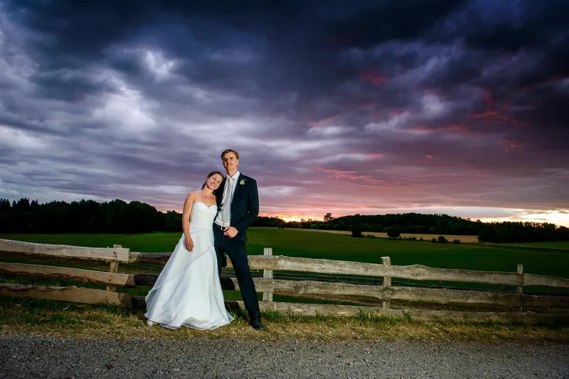 brautpaarfoto-oberbayern_5 Authentische Hochzeitsbilder in einem oberbayerischen Dorf mit dramatischem Himmel