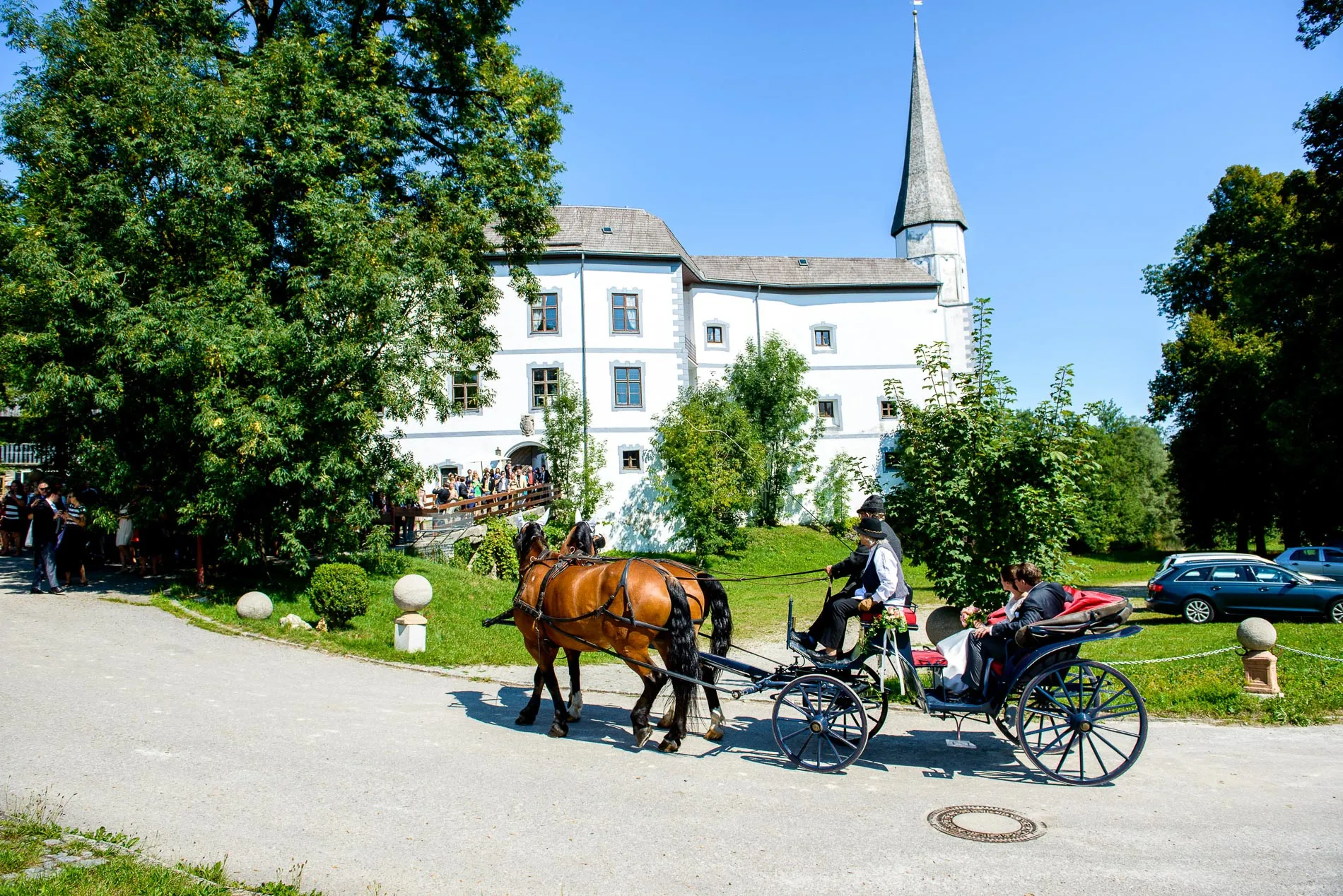 fotograf-chiemgau-reportage Hochzeitsfotografie im Chiemgau mit Blick auf Schloss Pertenstein