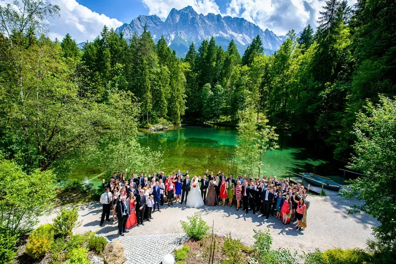 Gruppenfoto während einer Hochzeitsreportage in einer urigen Location in den oberbayerischen Bergen