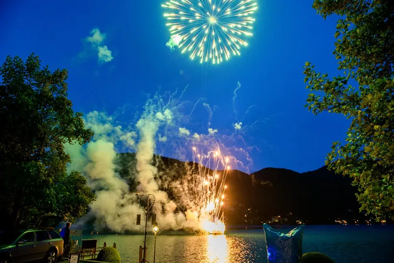 Feuerwerk am Tegernsee während einer Hochzeit