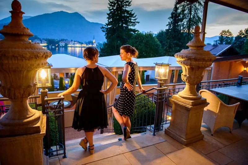hochzeitsfeier-am-tegernsee_7 Abendstimmung mit Hochzeitsgästen am Tegernsee