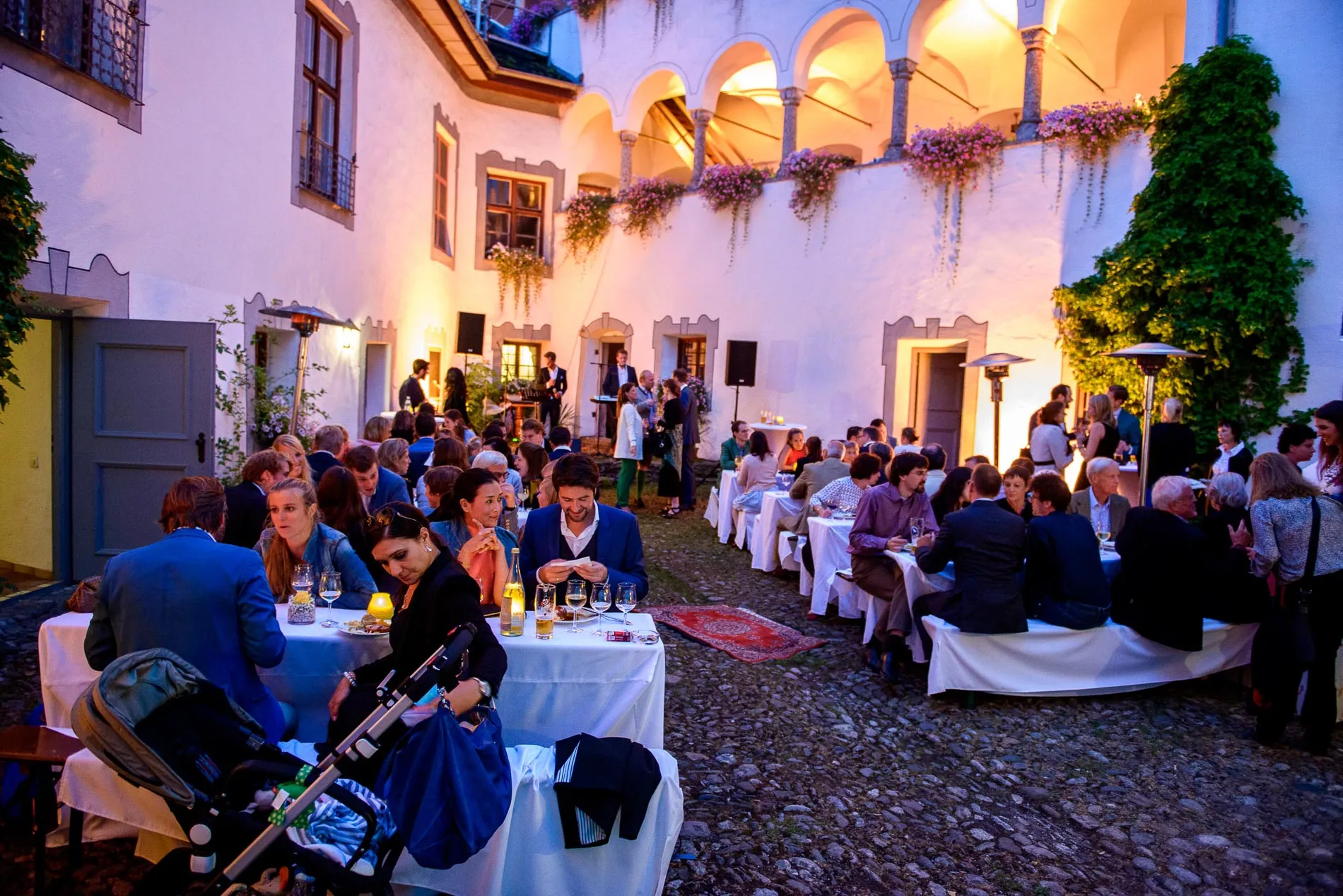 hochzeitsfeier-schloss Hochzeits-Shooting im barocken Schlosshof mit historischer Kulisse