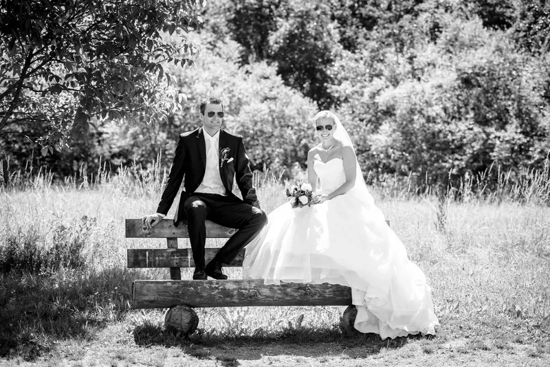 Brautpaarfoto auf einer Bank in Taufkirchen bei München