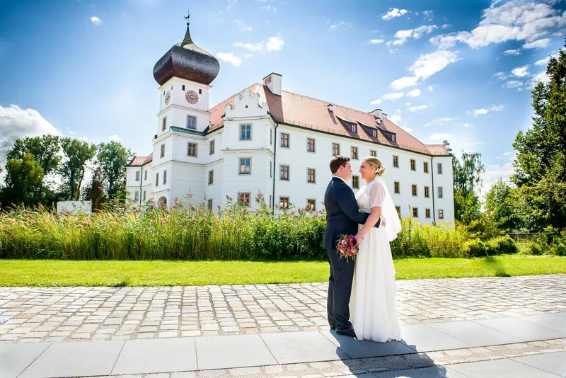 Märchenhafte Hochzeitsbilder eines Paares im weitläufigen Schlosspark
