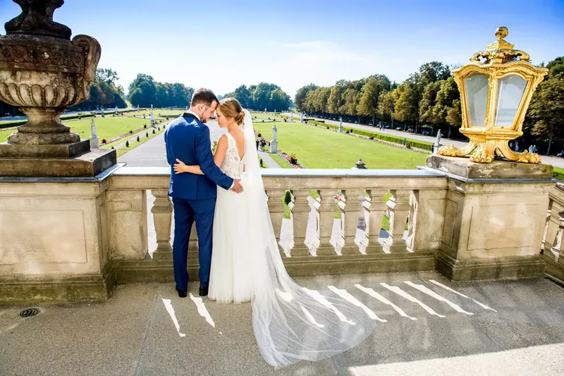 hochzeitsportraet-im-schloss_7 Elegantes Porträt des Brautpaars auf der Terrasse von Schloss Nymphenburg