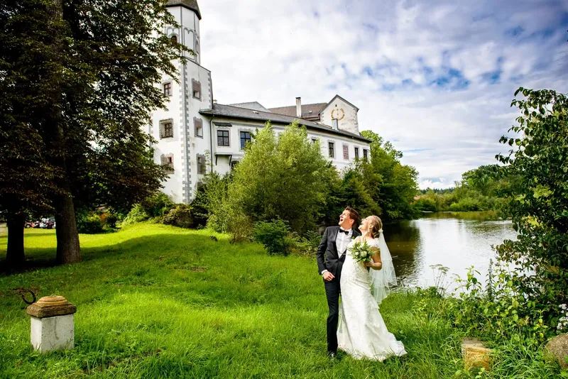 Shooting der Hochzeitsfotos bei Schloss im Chiemgau