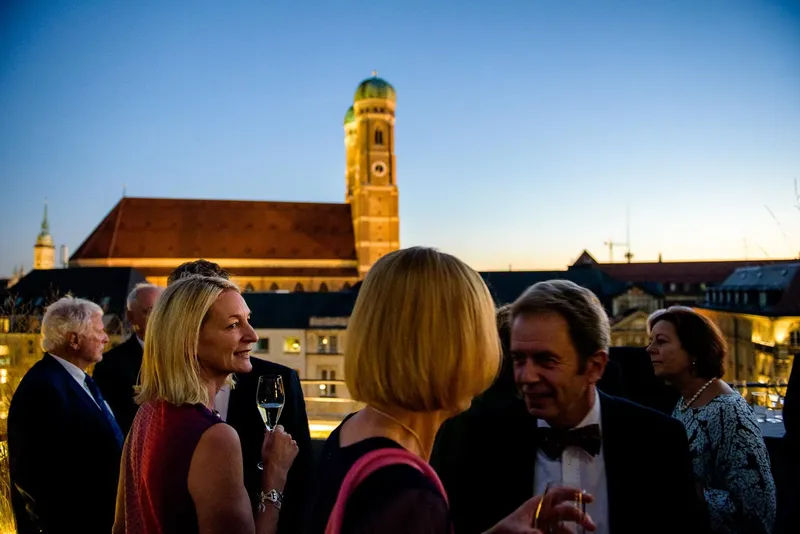 hochzeitsreportage-muenchen_5 Urbanes Hochzeits-Porträt mit Blick auf die Frauenkirche in München