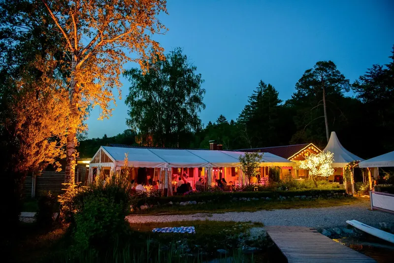 Maritime Hochzeits-Reportage am Ufer des Starnberger Sees in der blauen Stunde